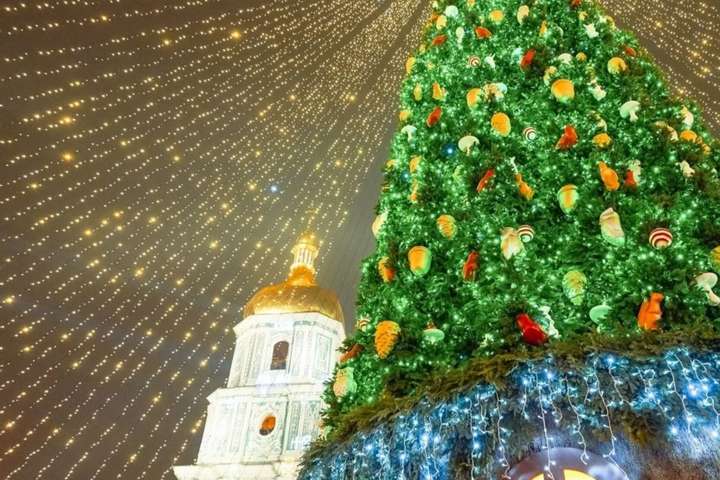 Чемпіонат ялинок. Як найближчі сусіди України прикрасили своє головне новорічне дерево