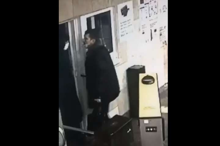 У київській підземці чоловік напав на працівницю метрополітену (відео)