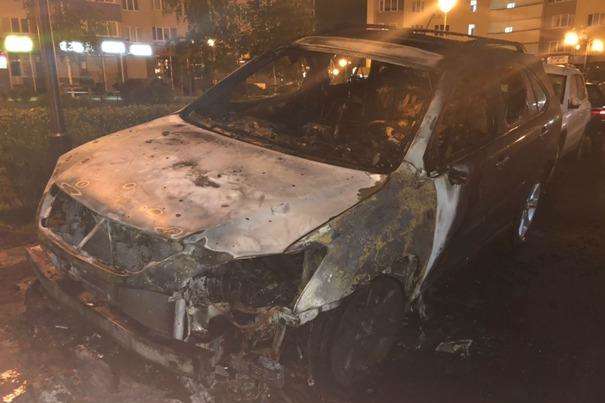 Поліція затримала молодиків, що під Києвом підпалили авто бізнесмена (фото, відео)