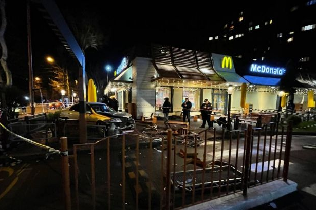В Одесі водій врізався у терасу McDonald's: є постраждалі