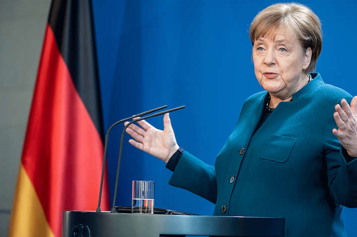 Меркель заявила, що вакцинується від коронавірусу в порядку черги