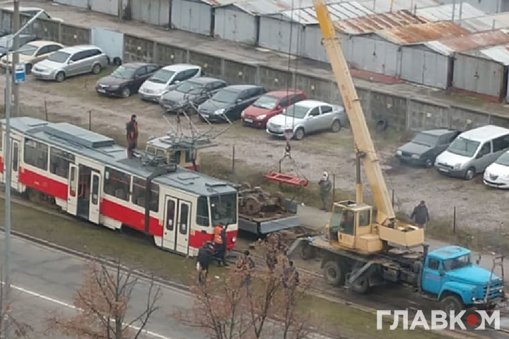 Паралізовано рух трамваїв на Троєщині: вагон зійшов з рейок (фото)