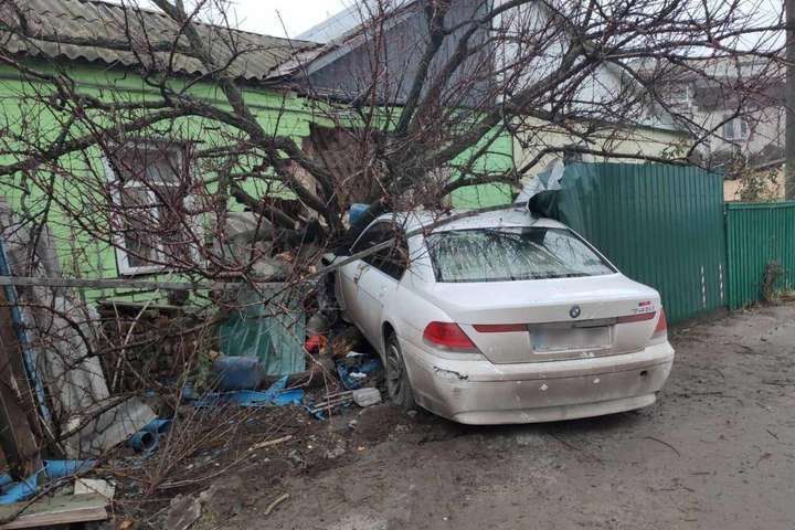 На Київщині п’яний водій BMW зніс огорожу і врізався в будинок (фото)