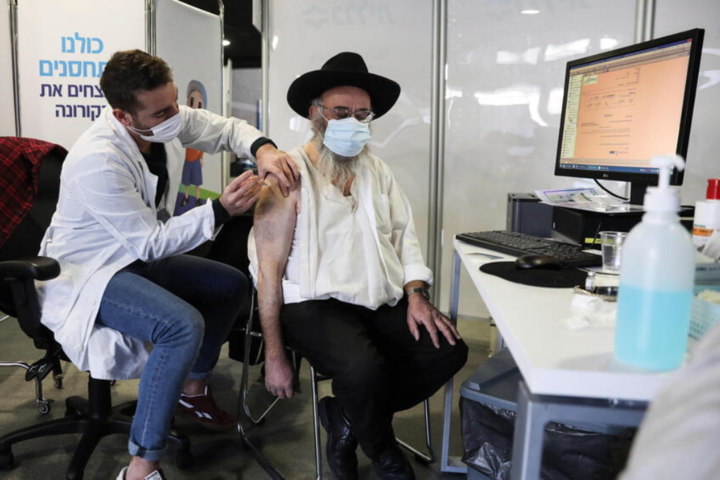 Впливові рабини в Ізраїлі вимагають зупиняти вакцинацію по суботах