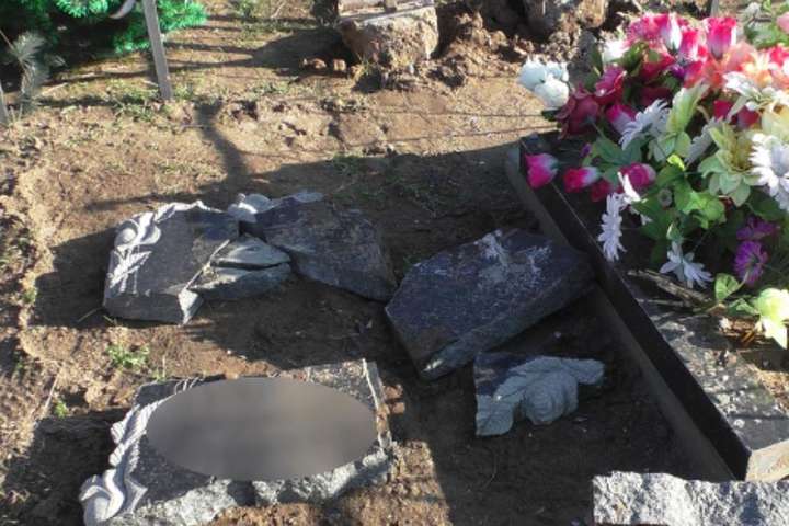 Поліція спіймала вандала, який потрощив понад 100 могил на Миколаївщині 