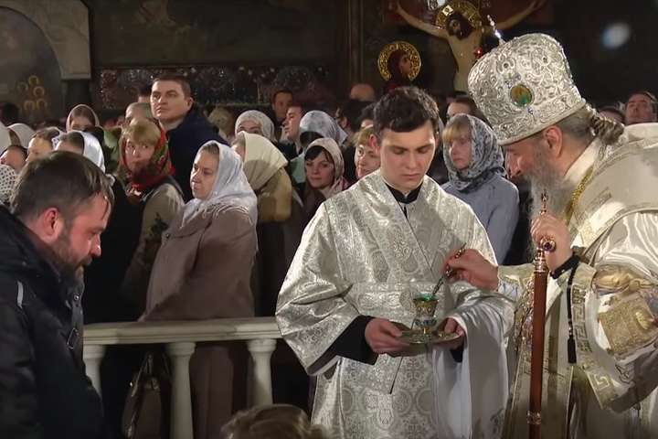 «Коронавірусна» служба у Києво-Печерській лаврі: Московська церква начхала на карантин