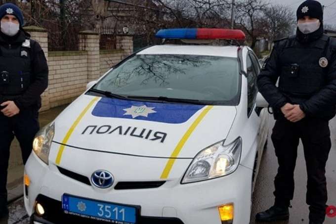 Одеські патрульні врятували чоловіка, який посеред вулиці порізав собі вени