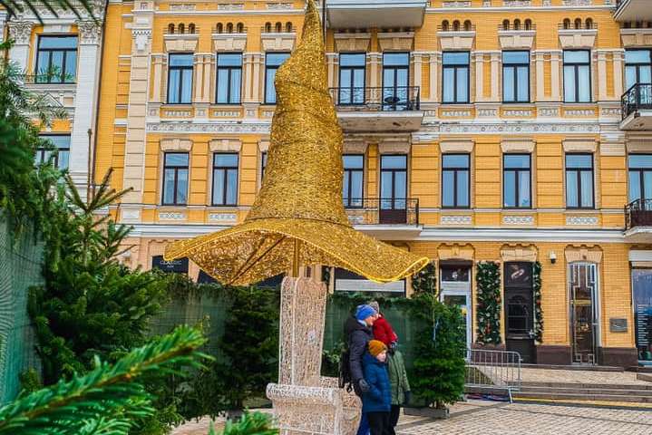 Стало відомо, куди переїде «чаклунський» капелюх із Софійської площі після свят