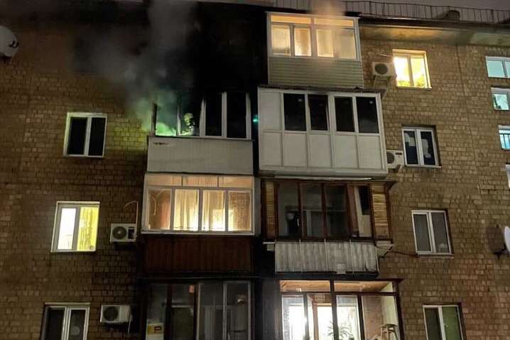У будинку в Києві згорів балкон (відео)