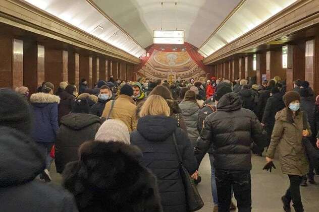 Натовпи на станціях і заповнені вагони: як працює київське метро під час локдауну (фото)