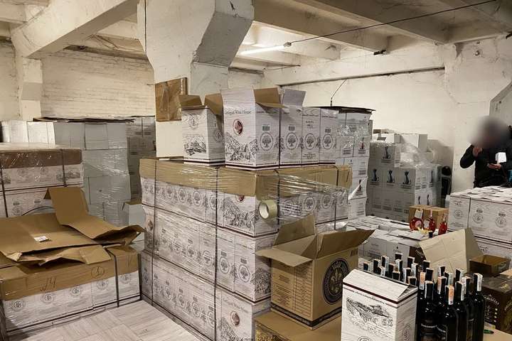 Податківці виявили в Києві підпільний склад із алкоголем на 2,5 млн грн (фото)
