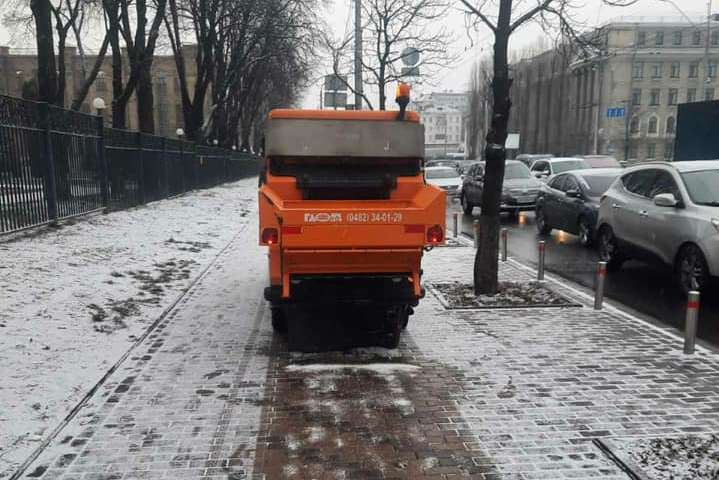 Київ засипає снігом: на дороги вийшла спецтехніка (фото)