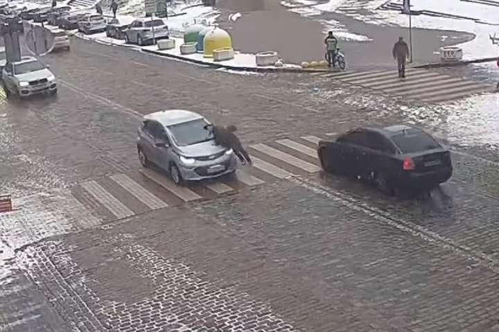 На Володимирській автівка збила пішохода: відео моменту ДТП