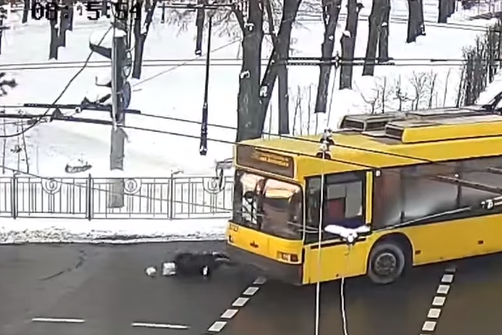 У Києві тролейбус збив жінку на переході (відео)