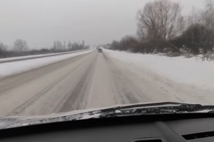 На Закарпатті сніг засипає трасу Київ – Чоп. Водії скаржаться на дорожні служби (відео)