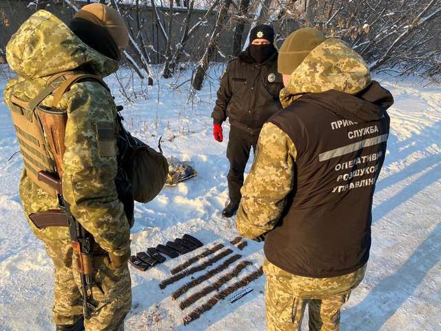 На Донеччині прикордонники знайшли у снігу пакунок з боєприпасами