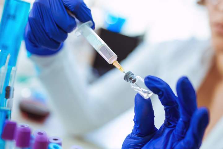 Політична доцільність перемогла: Угорщина закуповує російську вакцину від коронавірусу