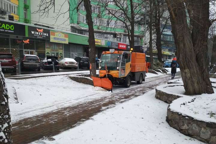 Для розчищення Києва від снігу на дороги вийшла новітня спецтехніка (фото)