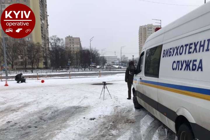 Посеред вулиці в Києві перехожі знайшли гранату (фото)