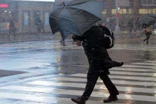 Ожеледиця та сильний вітер: у Києві різко погіршиться погода