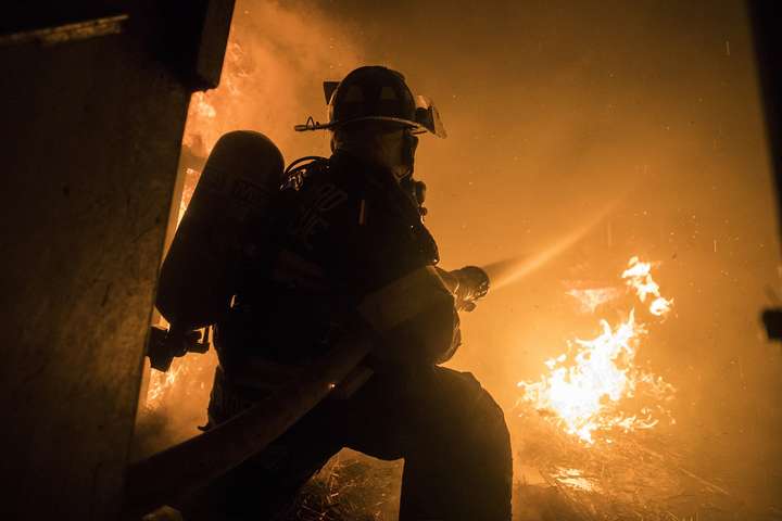 Масштабна пожежа на Київщині: вночі згорів склад