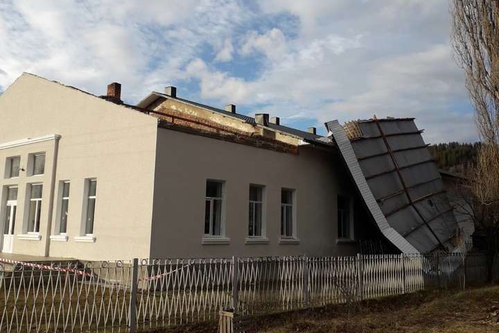 На Буковині сильний вітер вирвав дах сільського клубу (фото)