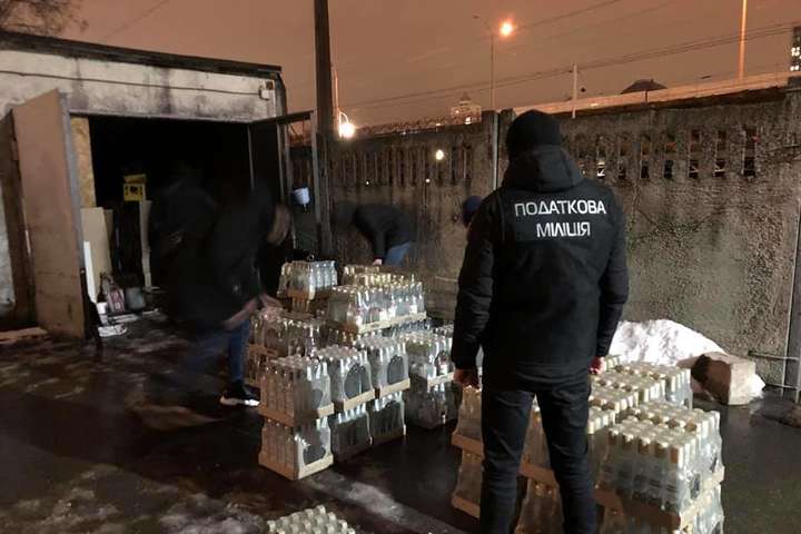 Співробітники фіскальної служби Києва виявили гараж, заповнений алкогольним фальсифікатом