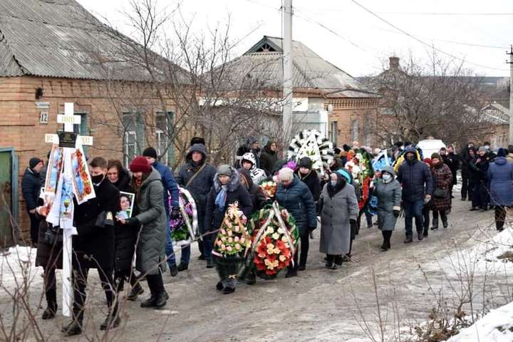 Прощання у Кропивницькому. Рідне місто провело в останню путь 26-річну лікарку, яка загинула під час пожежі у Запоріжжі (фото)