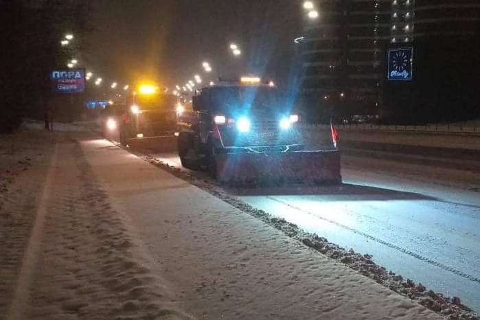 На Київ обрушився снігопад: як дорожники розчищають місто (фото)