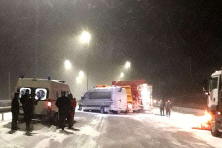 На Рівненщині зіткнулися маршрутка та снігоочисна машина. Є постраждалий (фото)