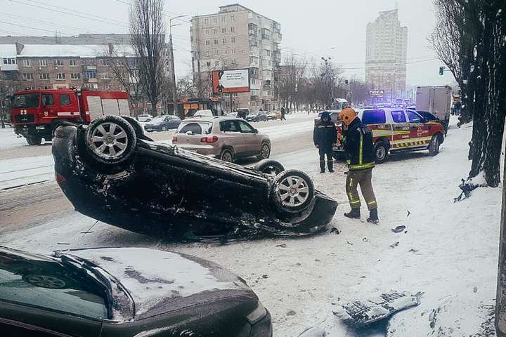 У Києві автівка влетіла у сніговий замет і перекинулась (фото)