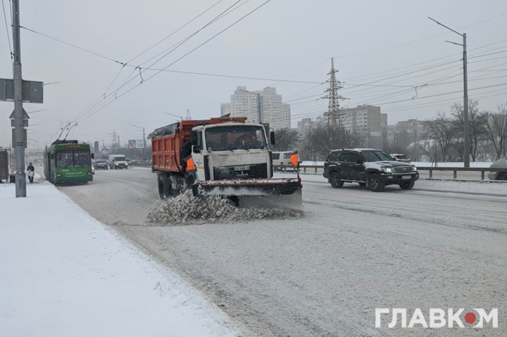 Снігопад посилюється: Кличко закликав водіїв залишити автівки вдома