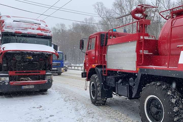 Сніговий колапс у Києві: рятувальники відбуксирували шість вантажівок (фото)