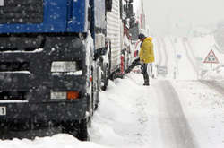 Через сильний снігопад рух вантажівок обмежено