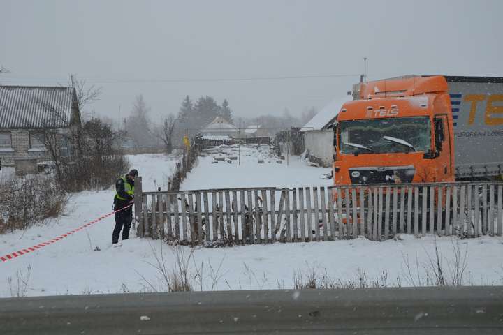 На засніженій Житомирщині вантажівка в'їхала у паркан, є загиблий (відео)