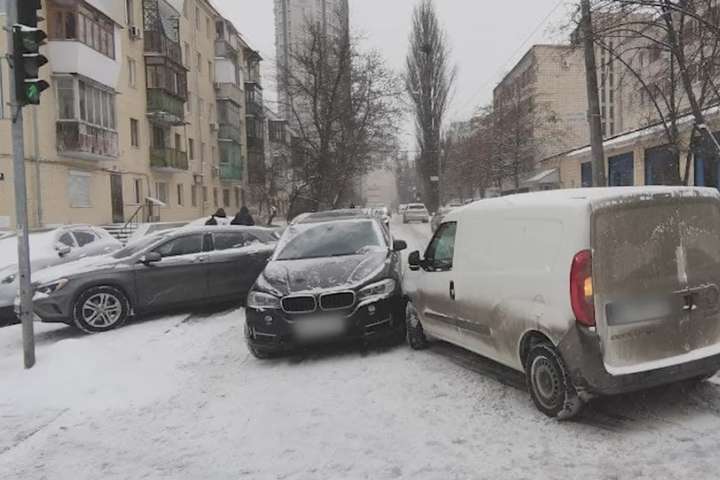 ДТП у центрі Києва: у BMW врізались дві автівки (відео)