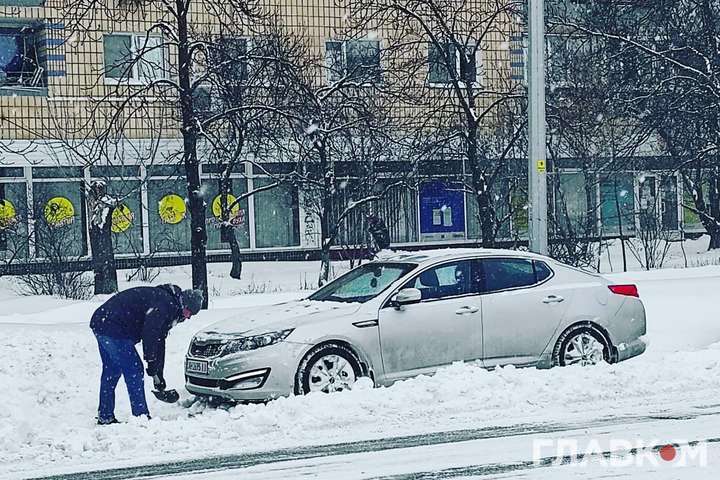 У Дніпрі через снігопад зробили несподіваний подарунок для водіїв 