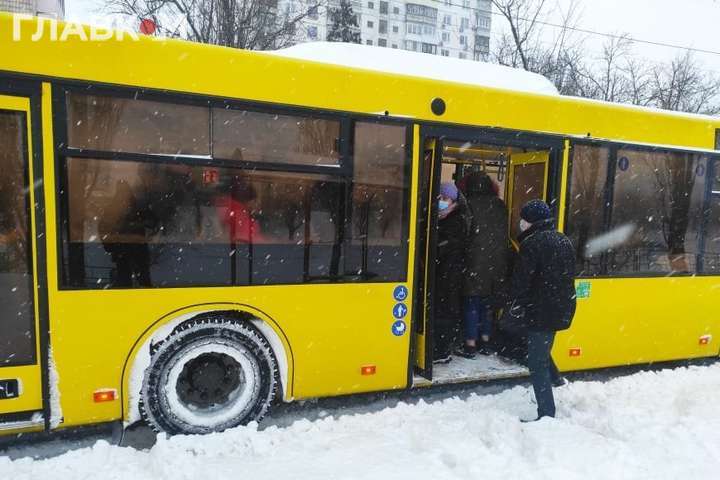 Київ у сніговому полоні: зупиняються автобуси, затримуються трамваї і тролейбуси