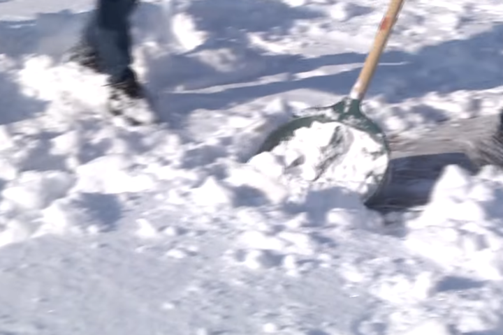 Ще один мер українського міста самотужки розчищав сніг на вулицях (відео)