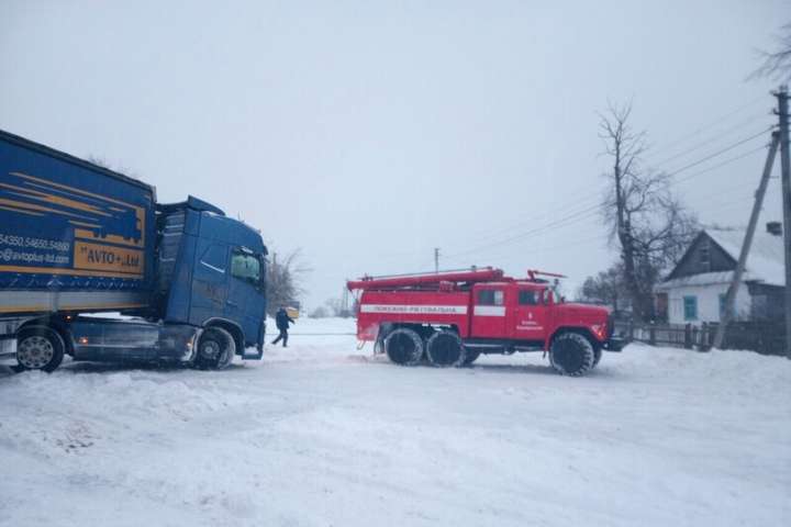 Снігопад в Україні: рятувальники дістали із заметів майже 500 авто