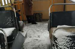 Кучугури снігу в салоні. В Житомирі ходить незвичний тролейбус (фото)