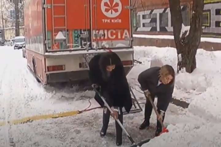 У Києві телеведучі взяли до рук лопати, щоб відкопати зі снігу авто (відео)
