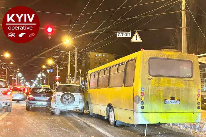 У Києві не поділили дорогу дві автівки та маршрутка (фото)