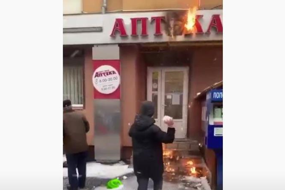 На Прикарпатті палаючу аптеку рятували снігом (відео)