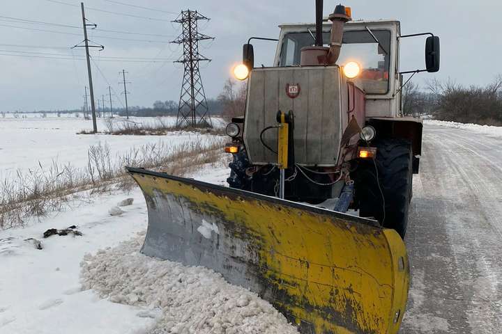 Негода в Україні. У трьох областях залишається обмеженим рух на дорогах