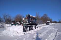  Значні снігопади призвели до кількаметрових переметів на ділянках дороги Р-24 