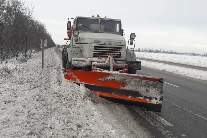 Всі дороги проїзні. Влада Київщини звітує про боротьбу з наслідками снігопаду