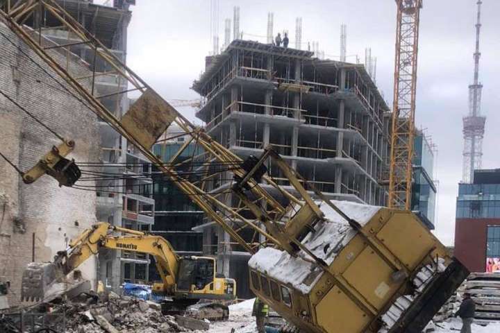 На будівництві в Києві впав кран (фото)