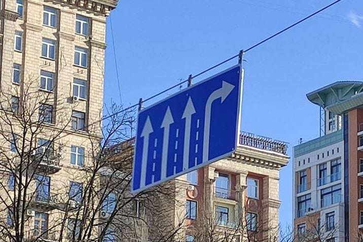 Поки півень не клюне... Після інциденту на Хрещатику в Києві перевірять всі дорожні знаки