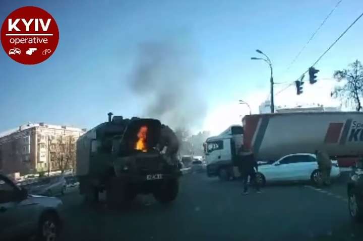 У Києві на ходу загорілась військова вантажівка (відео)
